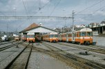 Zwischen den Hauptverkehrszeiten stehen vier Mandarinli zusammen  mit dem De 4/4 102 und der Gem 4/4 122 vor dem Depot in Worblaufen, 08.03.1975. (Foto: Dieter Schopfer)